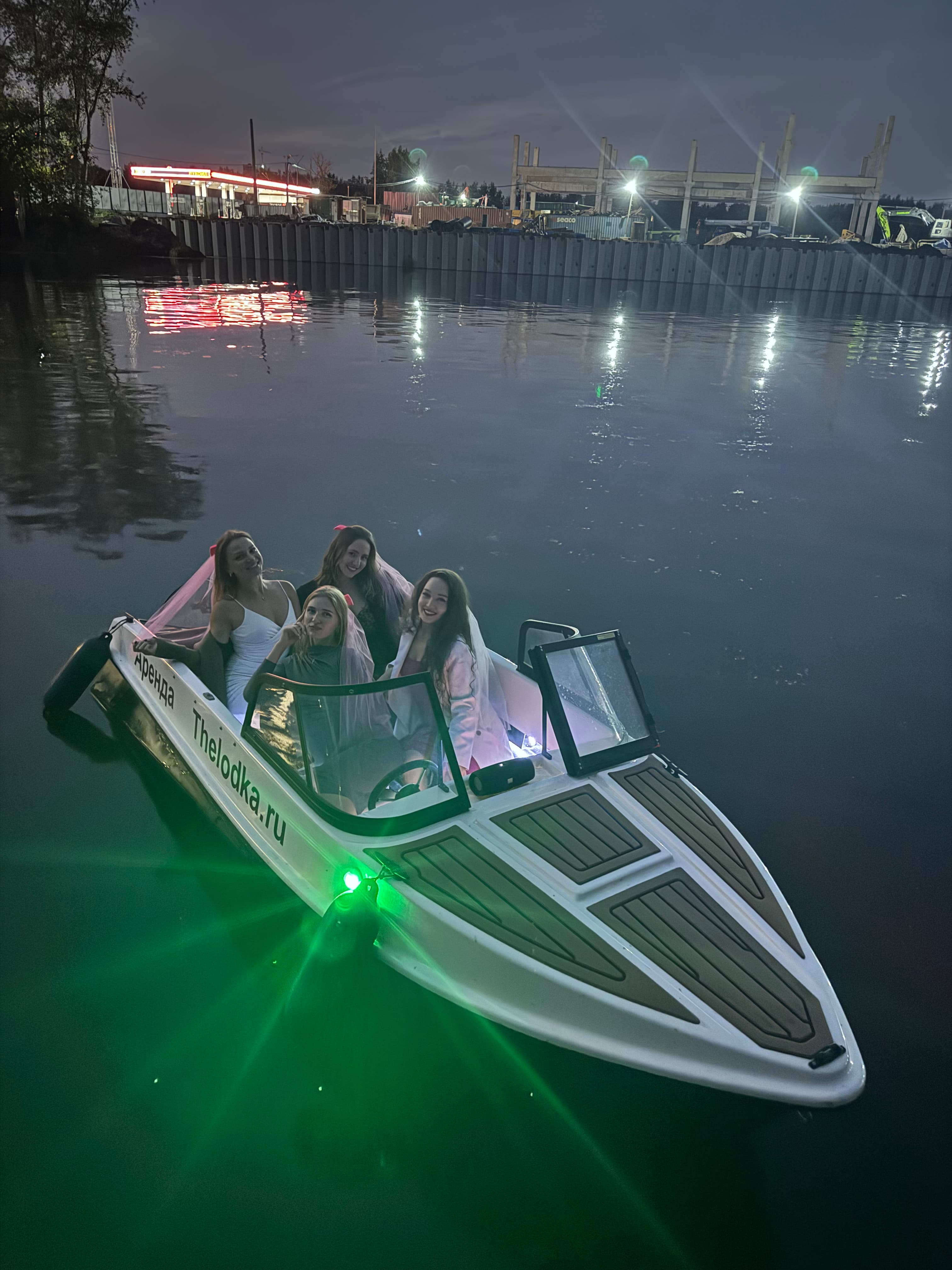 Ночная прогулка на катере TheLodka с неоновой подсветкой