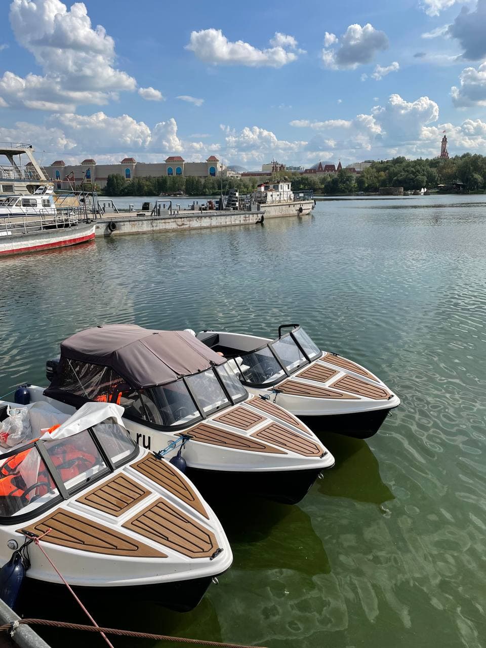 Катера TheLodka у причала Коломенское с видом на архитектуру