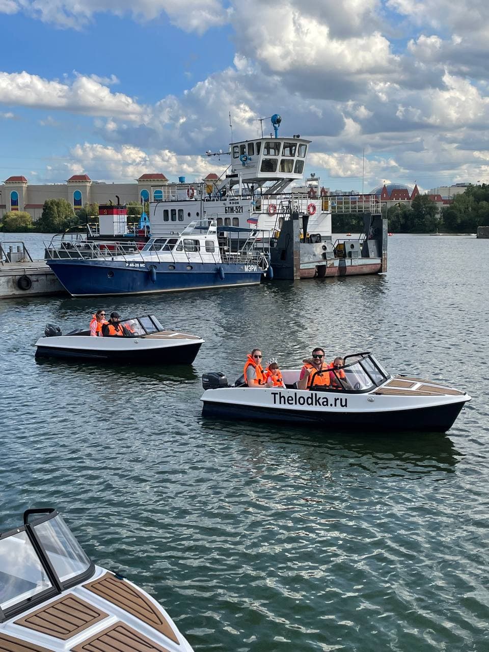 Катера TheLodka с семьями в Строгино